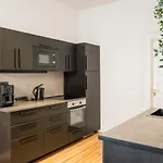 At Rosenthaler Platz Lägenhet