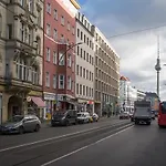 At Rosenthaler Platz Lägenhet